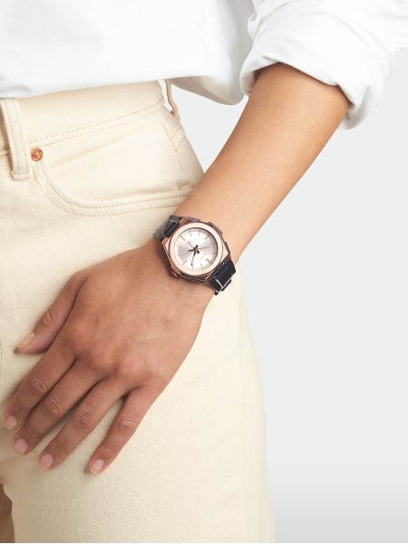 Casio Collection LWA-300HRG-5EVEF montre de dame, résine sangle